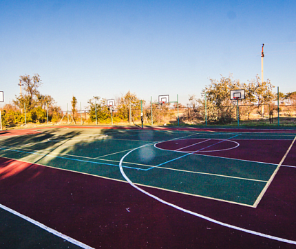 Мультиспортивная площадка для игр в футбол и баскетбол